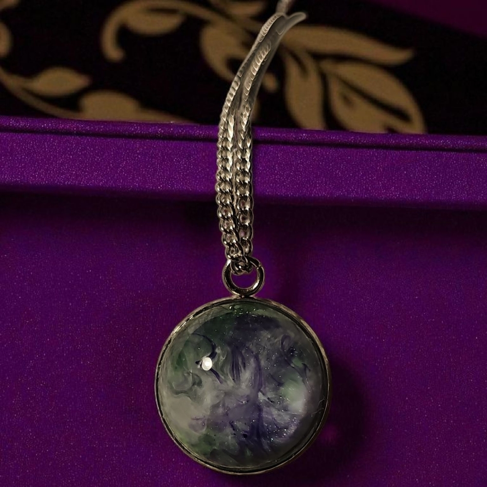 Elegant Silver and Green Pendant Necklace